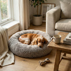 Panier rond pour chien en peluche beige à poils longs, vue de trois-quarts sur fond blanc.