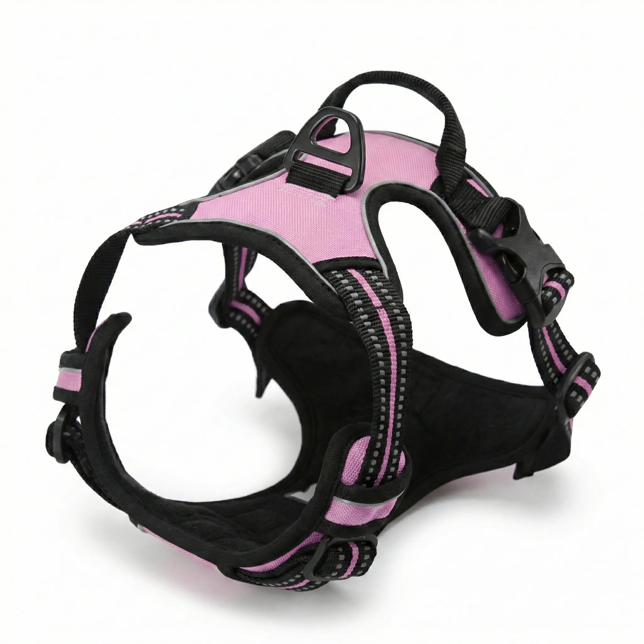 Harnais pour chien rose fuchsia doté de bandes grises réfléchissantes sur les sangles pour une visibilité optimale lors des promenades nocturnes.