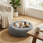 panier pour chien en fausse fourrure grise, forme donut avec rembourrage moelleux.